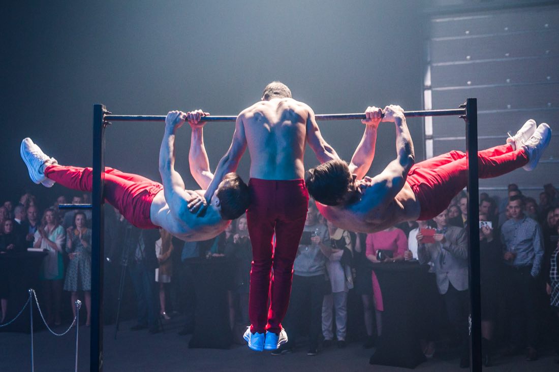 Front lever’iai prieš pat žiūrovus